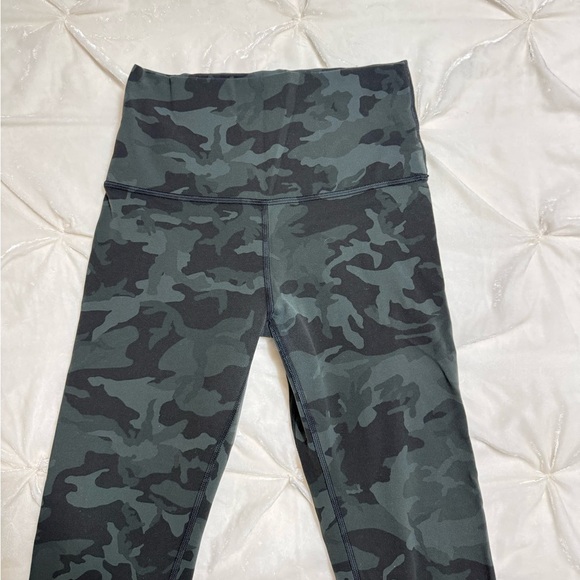 Lululemon camo green 25” high rise leggings size 4 - Picture 3 of 8